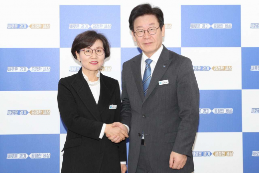 ▲ 15일 오전 경기도청 도지사 집무실에서 이재명 경기도지사가 이화순 경기도 행정2부지사로부터 임용신고를 받고 기념촬영을 했다. / 사진제공=경기도