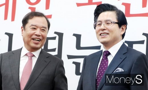 [머니S포토] 황교안과 김병준, 웃음 터진 두 남자