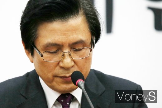 [머니S포토] 돌아온 황교안, 입당 회견
