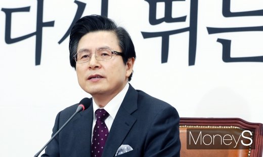 [머니S포토] 한국당 입당, 황교안의 '여유만만'