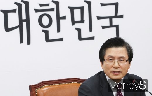 [머니S포토] 웃으며 입당하는 황교안