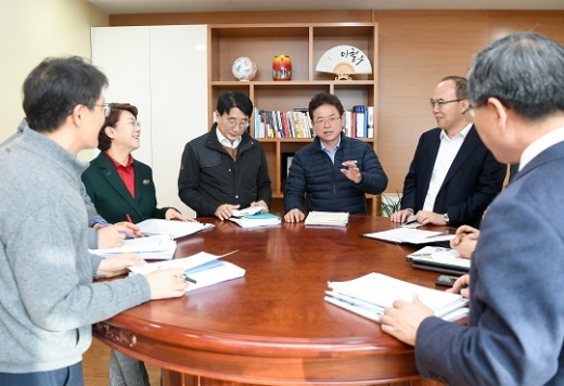 이철우 경북도지사가 15일 자유로운 분위기의 스탠딩 간부회의를 주재하고 있다. /사진=경상북도