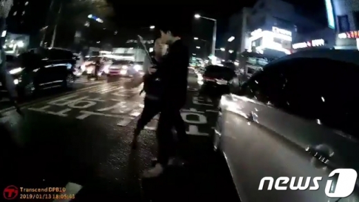 지난 13일 발생한 암사역 인근 칼부림 사건 영상 모습. /사진=뉴스1(서울강동경찰서 제공)