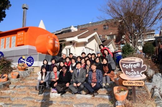 부산 동래구 수민동 ‘기찻길 옆 유쾌한 동산마을’에서 김우룡 동래구청장(앞줄 오른쪽 두번째)이 참여한 가운데 정기총회 및 위원장 이취임식이 지난 14일 열렸다. /사진=동래구