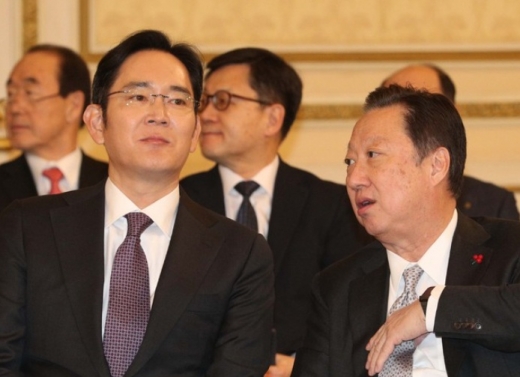 이재용 삼성전자 부회장과 박용만 대한상공회의소 회장이 지난 15일 오후 청와대 영빈관에서 열린 대기업 및 중견기업인 초청 간담회에 참석해 대화를 하고 있다. / 사진=뉴시스 박진희 기자