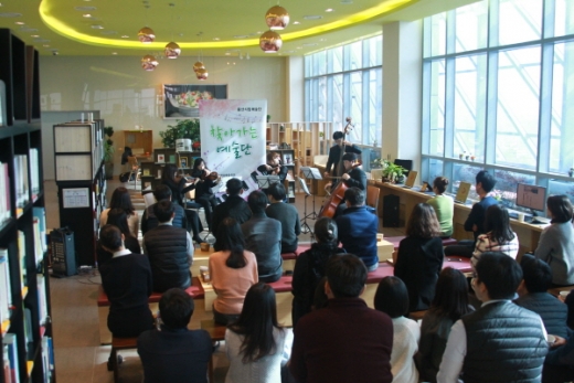 한국동서발전(주)(사장 박일준)는 지난 15일 본사 내 북카페에서 울산문화예술회관의 ‘찾아가는 예술단’ 을 초청하여 ‘새해맞이 북카페 콘서트’를 개최했다./사진=동서발전