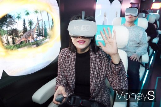 [머니S포토] VR 속 인물과 인사하는 시민