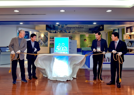 NH투자증권은 창립 50주년을 맞아 11일 일산의 NH인재원에 역사관을 개관했다. NH농협금융지주 김광수회장(맨 오른쪽)과 NH투자증권 정영채사장(맨 왼쪽)이 역사관 현판 제막식에 참석했다./사진=NH투자증권