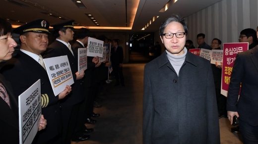 김성주 국민연금관리공단 이사장이 16일 오전 서울에서 열린 제1차 기금운용위에 참석하고 있다. 양 옆은 피켓 시위 중인 대한항공 조종사노조와 직원연대지부 관계자들. /사진=뉴스1 DB