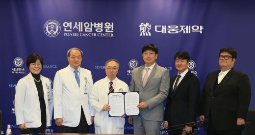 사진왼쪽부터 연세암병원  종양내과 라선영  교수, 연세암병원  노성훈 병원장,  연세대 의과대학  송당암연구센터 정현철  센터장, 대웅제약  김양석 헬스케어인공지능사업부장, 대웅제약 김일환  인공지능개발팀 팀장,  김재영 박사. /사진=연세대병원