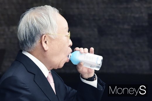 [머니S포토] 목 축이는 손경식 경총 회장