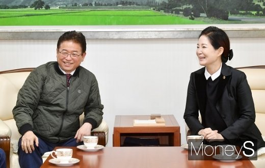 이철우 경북도지사(사진 왼쪽)가 1일 대구시장 근무  중 대구시의회(의장 배지숙)를 방문했다/사진=경상북도