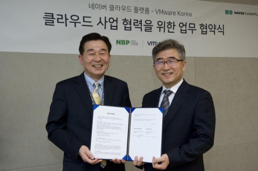 김태창 NBP 클라우드사업 본부장(왼쪽)과 전인호 VM웨어 코리아 사장이 기념사진을 찍고 있다. /사진=NBP