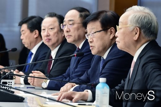 [머니S포토] 기재부-경제4단체장 간담회, 무역관련 입뗀 김영주 회장