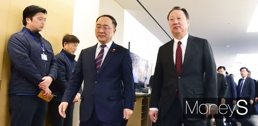 [머니S포토] 모두발언 마친 홍남기-박용만