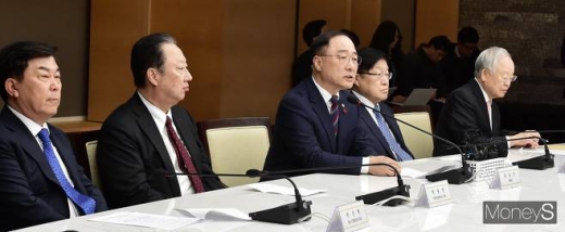 기획재정부, 경제단체장 간담회가 16일 서울 남대문로 대한상공회의소 챔버라운지에서 개최된 가운데 홍남기 경제부총리 겸 기획재정부 장관(가운데)이 모두발언하고 있다. / 사진=임한별 기자