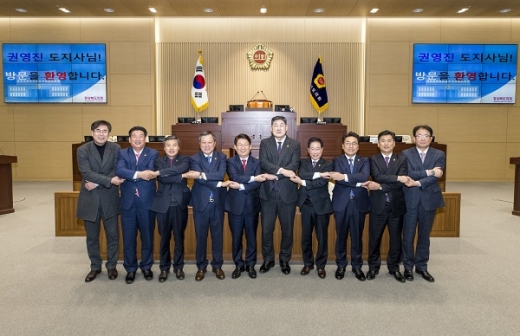 경북도의회를 방문한 권영진1일 도지사(왼쪽 다섯 번째)/사진=경상북도의회