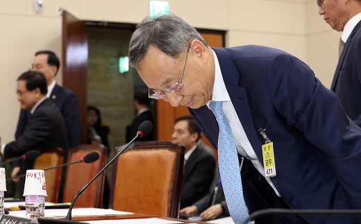 황창규 KT 회장이 16일 서울 여의도 국회에서 열린 과학기술정보방송통신위원회 전체회의에 출석하여 자리에 앉고 있다. /사진=뉴시스