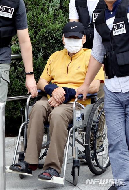 엽총을 발사해 공무원들을 살해한 A씨(77)가 지난해 8월 23일 영장실질심사를 받기 위해 안동경찰서에서 대구지법 안동지원으로 이동하고 있다. /사진=뉴시스