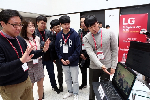 지난해 11월 서울 강서구 마곡 LG사이언스파크에서 열린 'LG AI 빅데이터 데이' 행사에서 LG 연구원들이 LG CNS의 빅데이터 분석 플랫폼 '디에이피'의 행동 분석 시스템을 시연하고 있다. /사진=뉴스1