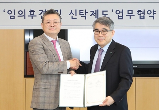 지난 16일 서울시 강남구 파르나스타워에서 진행된 협약식 후 김재영 KEB하나은행 신탁사업단 전무(오른쪽)와 김동수 법무법인 율촌 조세그룹 대표변호사(왼쪽)가 기념촬영을 하고 있다./사진=KEB하나은행