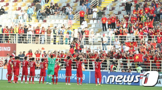 17일 오전(한국시간) 아랍에미리트(UAE) 알아인의 하자 빈 자예드 스타디움서 열린 예멘과의 '2019 아시아축구연맹(AFC) 아시안컵' D조 조별리그 3차전에서 2-0 승리를 따내며 16강 진출 가능성을 살린 베트남 축구 대표팀. /사진=뉴스1
