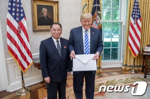 지난해 6월1일(현지시간) 미국 워싱턴 D.C 백악관을 방문한 김영철 북한 노동당 부위원장이 도널드 트럼프 미국 대통령에게 김정은 북한 국무위원장의 친서를 전달했다./사진=뉴스1(댄 스카비노 백악관 소셜미디어국장 트위터 캡처)