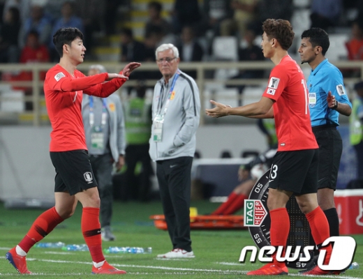 한국 축구대표팀 '에이스' 손흥민(왼쪽)이 지난 16일 오후(한국시간) 아랍에미리트연합(UAE) 아부다비 알냐얀 스타디움에서 열린 2019 아시아축구연맹(AFC) 아시안컵 C조 조별리그 3차전 중국과의 경기에서 구자철과 교체하고 있다. 이날 시종일관 뛰어난 활약을 펼친 손흥민은 팀의 경기력을 한층 끌어올렸다. /사진=뉴스1