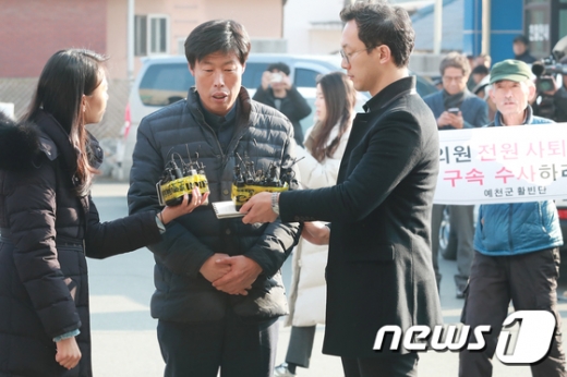해외연수 도중 가이드를 폭행해 상해혐의로 입건된 박종철 예천군의원이 지난 11일 오후 경찰 조사를 받기 위해 예천경찰서에 출석했다./사진=뉴스1 공정식 기자