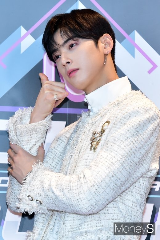 [머니S포토] 아스트로 차은우, 손 전화도 멋진 얼굴천재