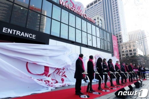 외래 관광객 대상 쇼핑 관광 축제인 ‘2019 코리아그랜드세일(Korea Grand Sale)’ 개막식이 열린 17일 서울 중구 청계광장에서 김현환 문화체육관광부 국장, 한경아 한국방문위원회 사무국장 등 주요 참석자들이 외국인 관광객들과 함께 개막을 알리는 세레모니를 하고 있다./사진=뉴스1DB @머니S MNB, 식품 외식 유통 · 프랜차이즈 가맹 & 유망 창업 아이템의 모든 것