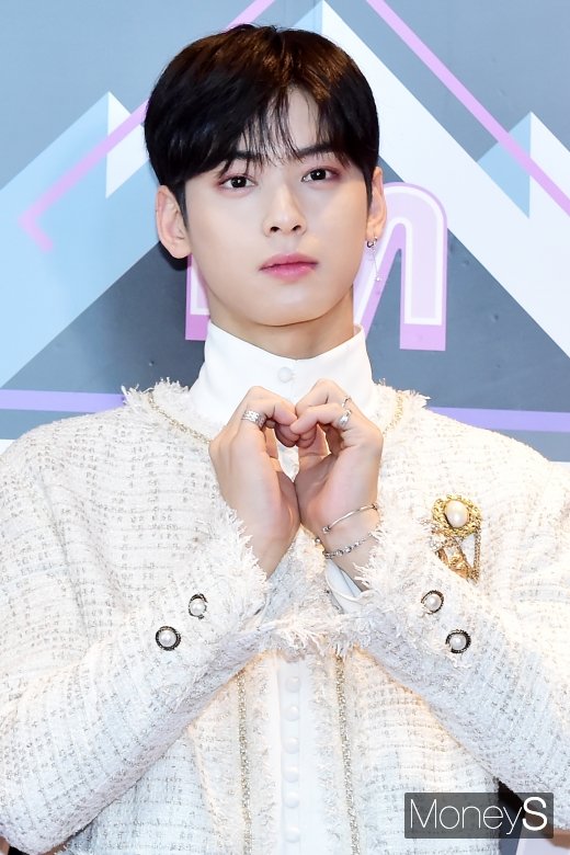[머니S포토] 얼굴천재 차은우, 심쿵 하트포즈