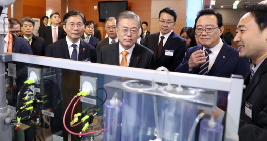 문재인 대통령이 17일 울산 남구 울산시청에서 열린 전국경제투어 '수소경제와 미래에너지, 울산에서 시작됩니다' 수소경제 전략보고회에 앞서 수전해키트를 관람하고 있다. / 사진=뉴시스 전신 기자
