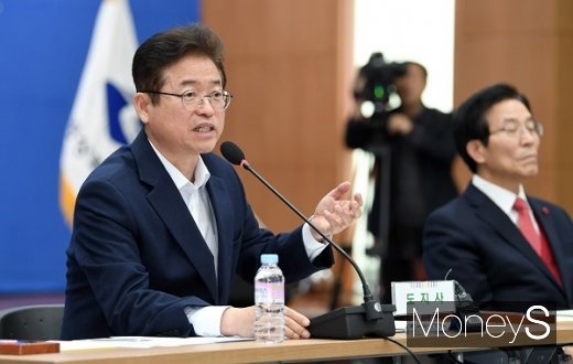 경상북도 시장·군수 정책토론회에서 회의를 주재하고 있는 이철우 경상북도지사/사진=경상북도