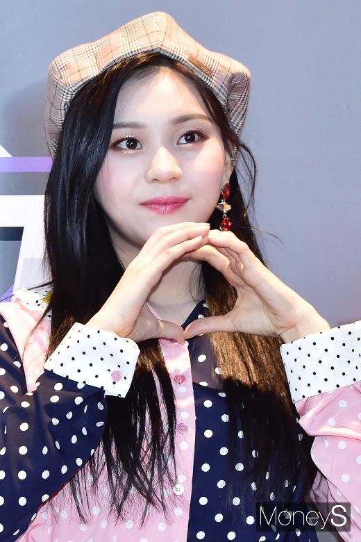 [머니S포토] 여자친구 엄지, '점점 이뻐지네'
