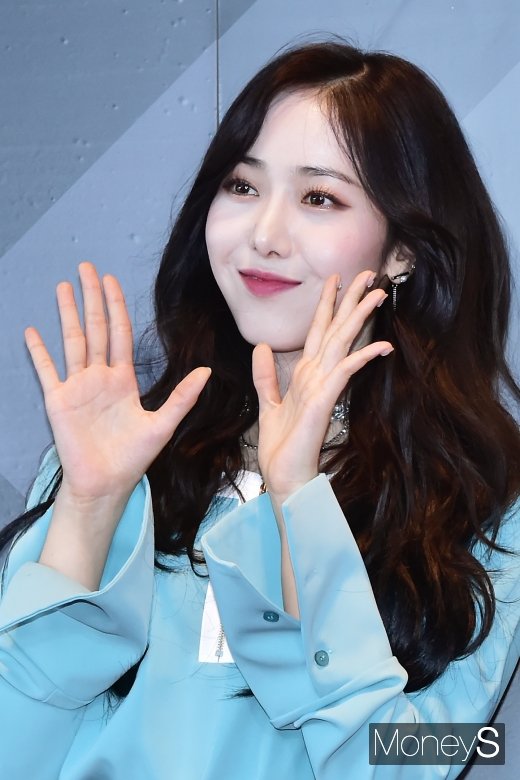 [머니S포토] 여자친구 신비, '부드러운 미소 머금고'