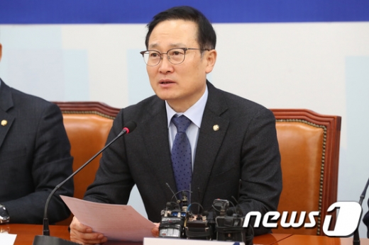 홍영표 더불어민주당 원내대표가 17일 오전 서울 여의도 국회에서 열린 정책조정회의에 참석했다./사진=뉴스1 임세영 기자