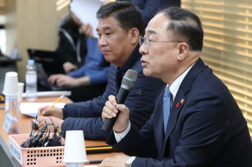 홍남기 경제부총리(오른쪽)가 17일 오전 서울 동작구 중소기업연구원에서 열린 소상공인 현장소통 간담회에서 모두발언을 하고 있다. 왼쪽은 최승재 소상공인연합회장. /사진=뉴시스 추상철 기자 