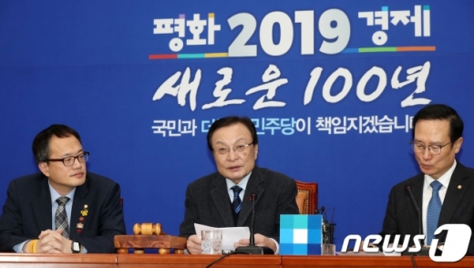 더불어민주당 이해찬 대표(가운데). /사진=뉴스1