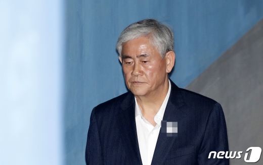 최경환 자유한국당 의원이 17일 오후 서울 서초동 서울고등법원에서 열리는 '특활비 1억 수수'관련 특정범죄가중처벌법상 뇌물 항소심 선고 공판에 출석했다./사진=뉴스1 이승배 기자