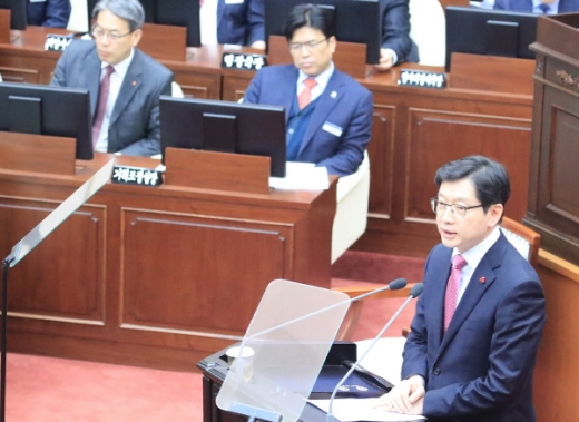 경남도의회에서 신년인사말을 하고 있는 김경수 경남도지사/사진=경남도