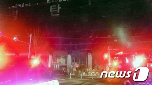 17일 오후 6시26분께 인천시 미추홀구 관교동 인천순복음교회 지하주차장 진입로에서 불이 났다는 신고가 119로 접수돼 신고를 받고 출동한 소방대원이 진화작업을 벌이고 있다./사진=뉴스1