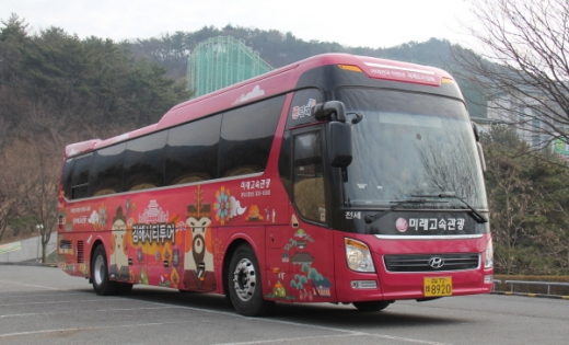 수로왕 등으로 새롭게 디자인된 김해시티투어 버스/사진=김해시