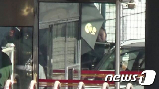 김영철 북한 조선노동당 중앙위 부위원장 겸 통일전선부장이 미국 방문을 위해 지난 17일 중간 경유지인 중국 베이징 공항에 도착해 차량에 탑승하고 있다. /사진=뉴스1(NHK 캡처) 
