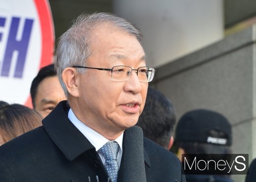 사법행정권 남용 의혹을 받는 양승태 전 대법원장이 지난 11일 오전 검찰 출석 전서울 서초구 대법원 앞에서 입장발표를 했다./사진=사진공동취재단