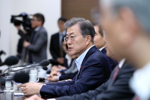 문재인 대통령이 2017년 12월 청와대 여민관에서 수석보좌관회의를 주재하고 있다. 문 대통령은 이날 액티브엑스 제거 추진계획을 보고받는 등 국정 현안을 논의했다. /사진=청와대