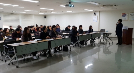 지난 17일 여성관련 기관, 시민단체, 시의원, 양성평등위원회 위원, 여성친화도시 시민참여단, 공무원을 대상으로 ‘김해시 성인지 통계 구축 보고회’가 열렸다./사진=김해시