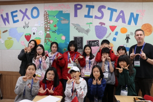 초등학교 5~6학년 100명을 대상으로 ‘겨울방학 체험식 영어 학습캠프’가 경상대학교 English Only Zone에서 진행됐다./사진=김해시