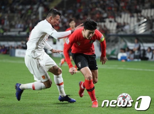 대한민국 축구대표팀 손흥민이 지난 16일 오후아랍에미리트연합 아부다비 알냐얀 스타디움에서 열린 2019 아시아축구연맹(AFC) 아시안컵 C조 조별리그 3차전 대한민국과 중국의 경기에서 상대문전을 향해 돌파를 시도하고 있다. 이날 경기는 대한민국이 2대 0으로 승리했다./사진=뉴스1 신웅수 기자