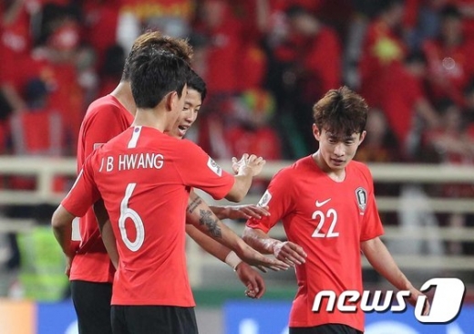 대한민국 축구대표팀 김문환과 황인범이 지난 16일 아랍에미리트연합(UAE) 아부다비 알냐얀 스타디움에서 열린 2019 아시아축구연맹(AFC) 아시안컵 C조 조별리그 3차전 대한민국과 중국의 경기에서 2대0으로 승리한 후 자축하고 있다./사진=뉴스1 신웅수 기자